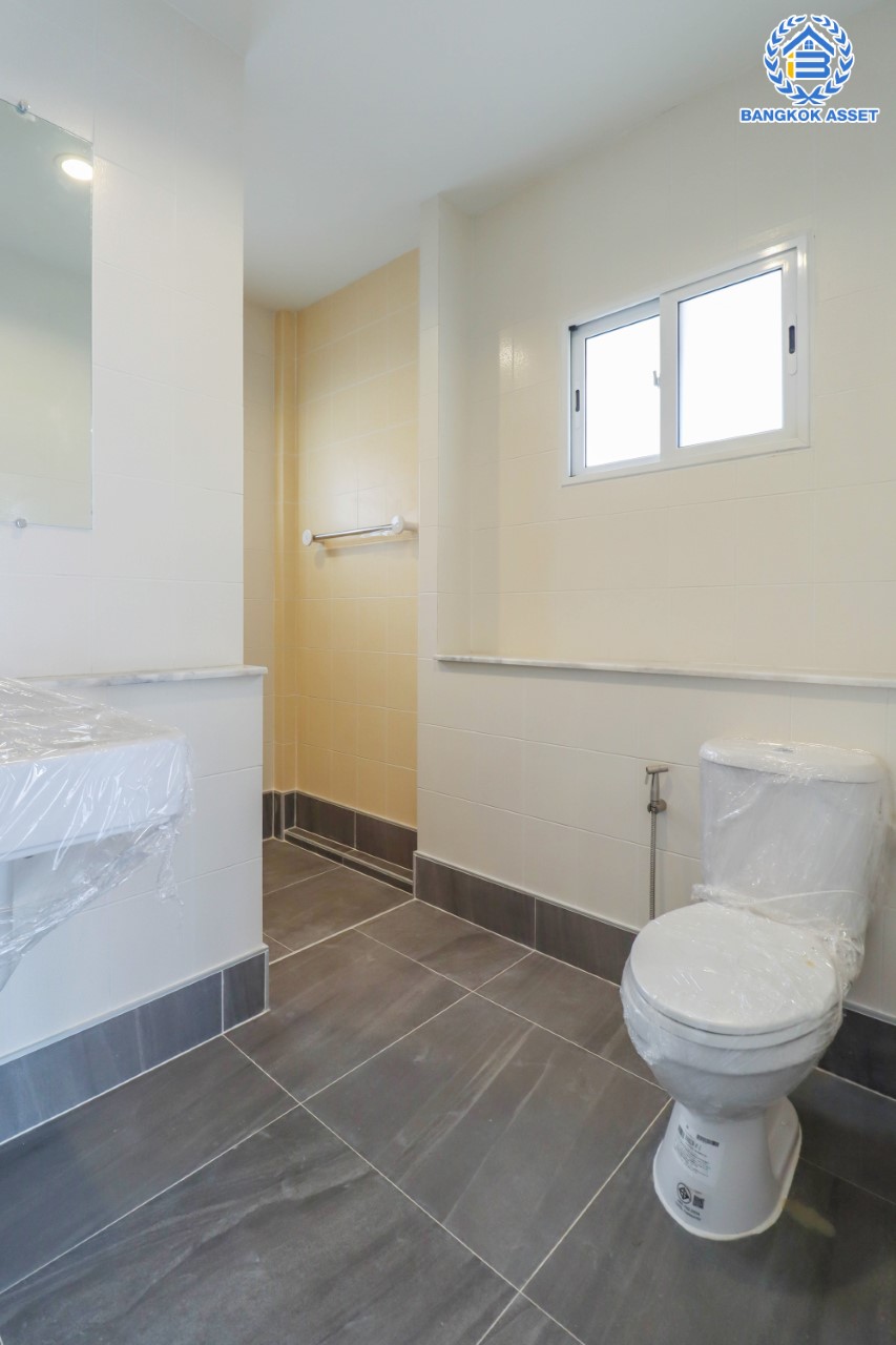 บ้านมือสองตกแต่งใหม่ สไตล์โมเดิร์น ม.สกาย ดอนเมือง-สรงประภา หลังใหญ่ เนื้อที่ 52 ตร.ว. ฟังก์ชัน 3 ห้องนอน 3 ห้องน้ำ 2 ที่จอดรถ บนทำเลดีที่สุด! เข้า-ออกได้ทั้งถ.แจ้งวัฒนะ และสรงประภา ใกล้สนามบินดอนเมือง, ทางด่วนศรีสมาน และรถไฟฟ้าสายสีแดง (สายอนาคต) "สถานีดอนเมือง"